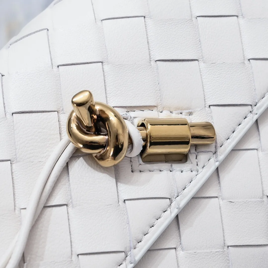 Batch 1420 Bottega Veneta's new style 🆕 mini andiamo bag is so pretty. The dark brown color is very versatile. It is high-end and casual and sexy. Andiamo is not only a commuter bag 🥰 It can be worn crossbody and carried by hand, and it is no problem to match it with evening wear. It can be matched with clothes casually, showing high-end elegance. Style number: 5545 Size: 21.5*13*4.5cm